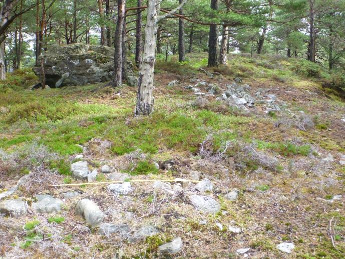 10 VÅGSÅSEN GRØNENGA gbnr. 17/27 (A.id.161182) Lengst vest på Grønenga, rett nordvest for det nedlagte steinbrotet ligg tre runde steinrøyser.