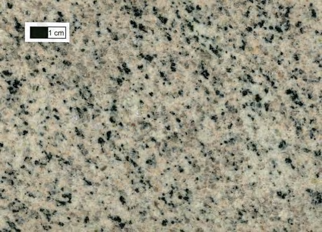 Resultat og vurdering: Den hvite granitten er en bergart som er homogen og lite oppsprukket. Det ses ingen markert benkning i steinen oppover lia ei heller i veiskjæringen.