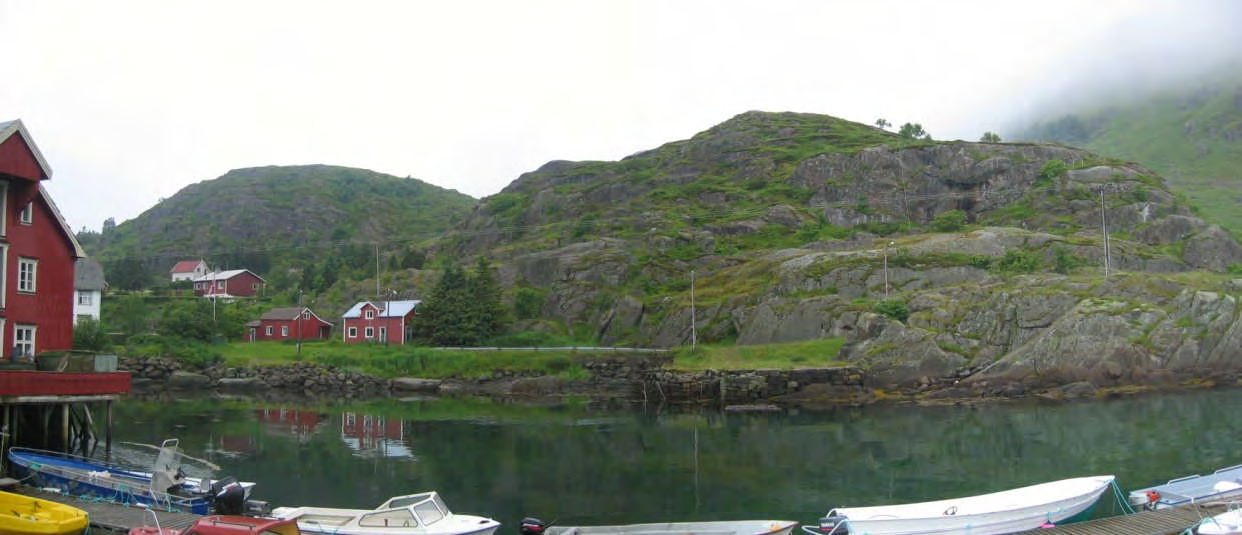 Figur 12. Oversikt over Mortsund mot den lave åsryggen mot nord, sett fra Selnes. Figur 13. Havna i fiskeværet Ure med fjellknausene av massiv monzonitt i bakgrunnen mot vest.