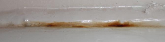 Figur 9.8: Manglende vasking av saltrester i sveiseskjøt før tanken ble malt har ført til korrosjonsgjennomslag (Foto: Bjørn Løfsgaard) Figur 9.