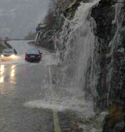 Årsaker til vanskelige kjøreforhold Redusert sikt Drivsnø/snøfall Tåke Kondens/is i tunneler Opplagring av snø ved vegkryss og i grøfter Dårlig friksjon/vanskelig kjørebane Snø/is