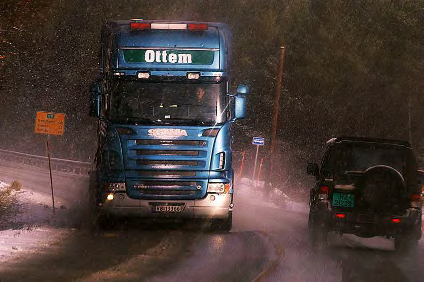 Tiltak ved glatt veg/snøvær Flere land har praksis med å stenge vegene for tunge biler under kraftige snøvær, da det erfaringsmessig er disse som skaper flest uhellssituasjoner Spania og Slovenia