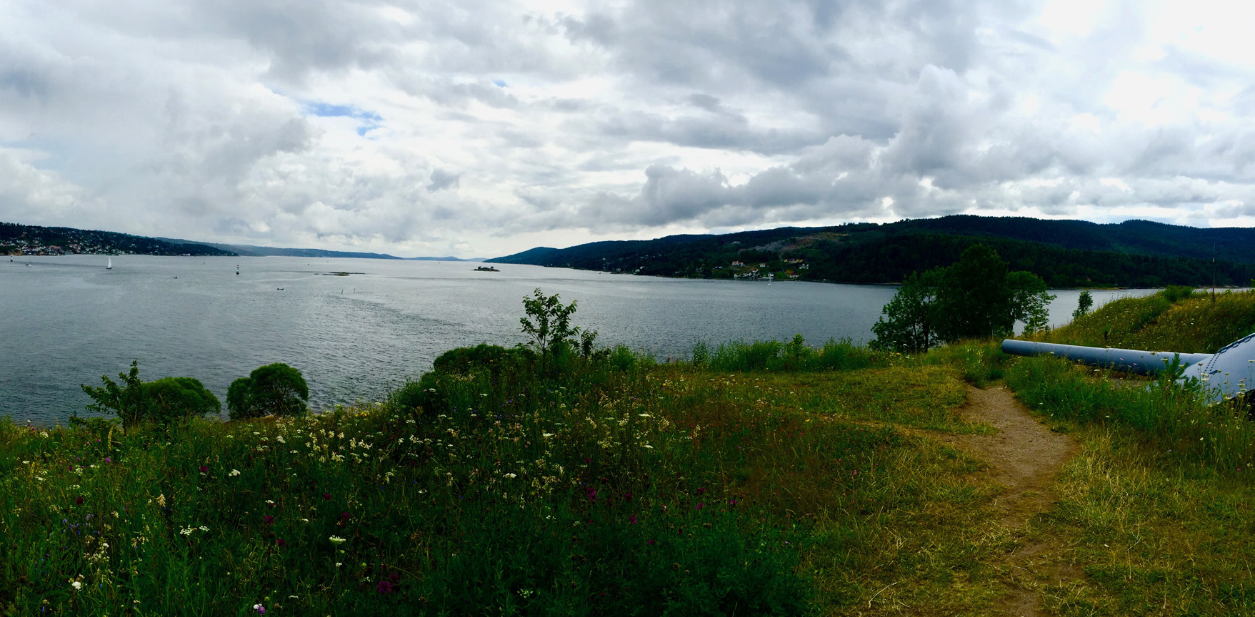 PANORAMA Hvis du har et motiv som ikke får plass i den vanlige kamerarammen, kan du benytte deg av panoramafunksjonen. Perfekt for landskapsbilder eller motiver som det nedenfor. 1.