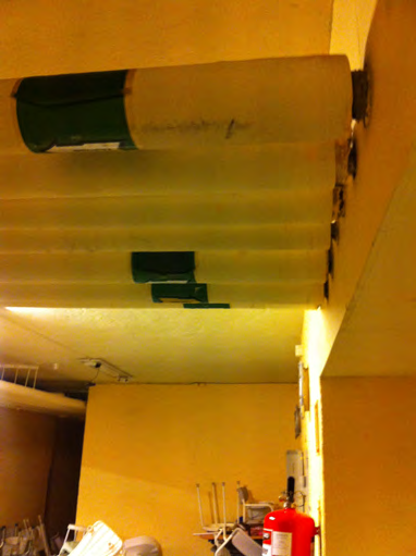 bilde 1: asbest rundt rørgjennomføringer i korridor ved fyrrom.
