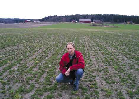 Trygve S. Aamlid et al. / Bioforsk FOKUS 1 (2) 141 Bilde 3. Feltvert Erik Sørli i gjenlegget i Østfold, mars 2005.