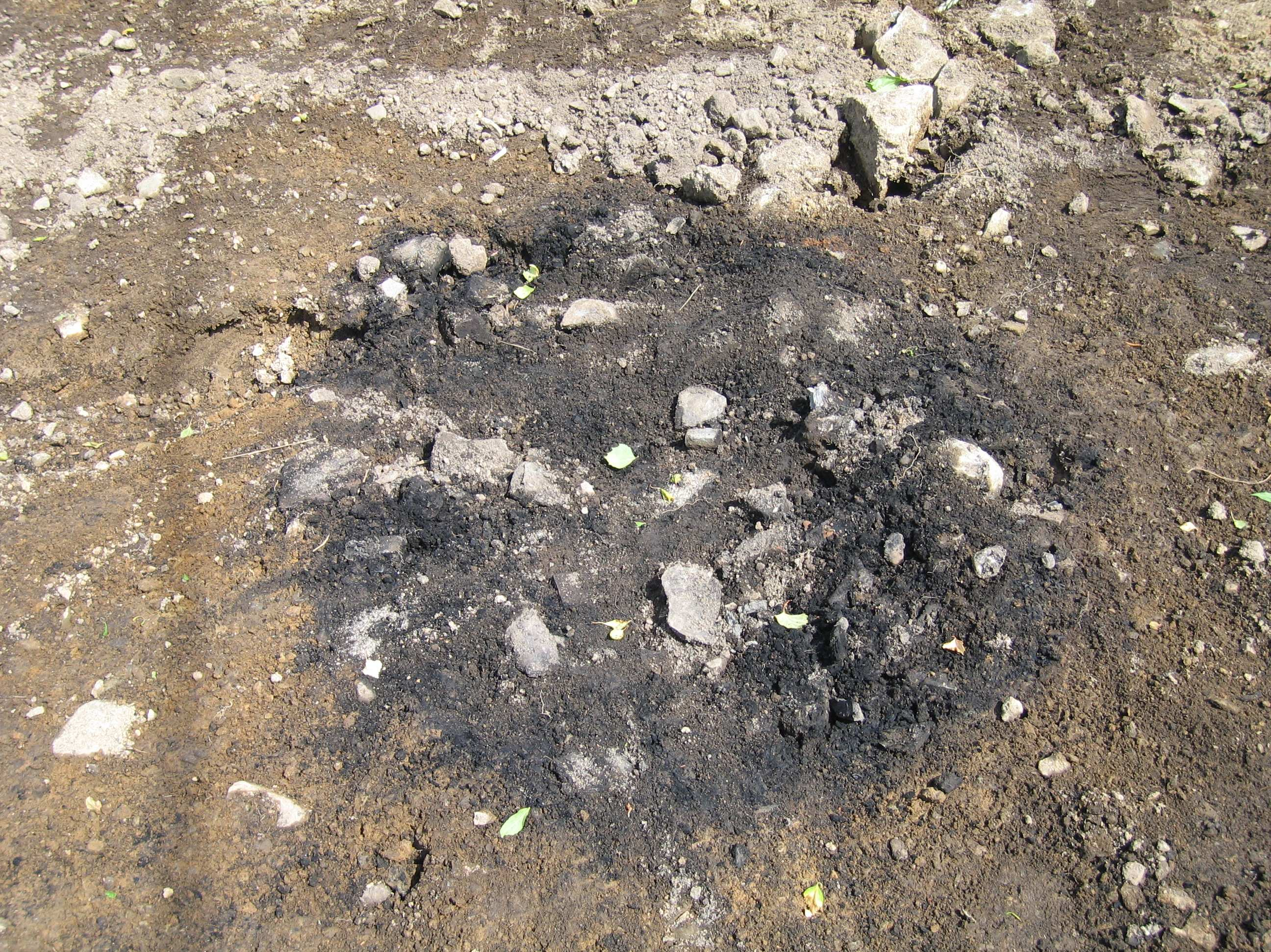 Strukturbeskrivelse F1 Kokegrop Kokegrop, rund, 0,9 x 1,1 meter i diameter. Består av mye skjørbrent stein og trekull.