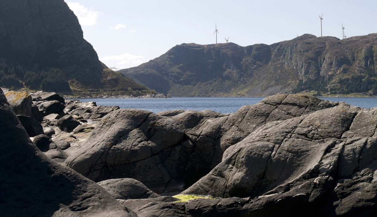 Vågsvåg vindkraftverk sett fra Kannesteinen. Avstand til nærmeste turbin er 2,4km. På forsiden: Vågsvåg vindkraftverk sett fra Ytre Kvalheim. Avstand til nærmeste turbin er 3,8km.