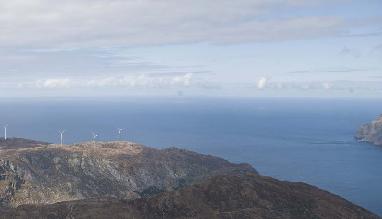 Hvorfor vindkraftverk i Vågsvåg? Det planlagte vindkraftverket er lokalisert til et fjellområde på en halvøy lengst sørvest i Vågsøy kommune. Nærmeste tettsted er Vågsvåg vel 1 km fra vindkraftverket.