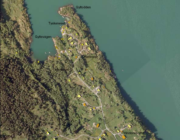 Figur 57: På Hindenes er strandsona lite tilgjengeleg i sør, der det er brattkyst (jf. skuggeparti i biletet). I nord er strandsona langt meir tilgjengeleg, og her er sett av eit badeområde.