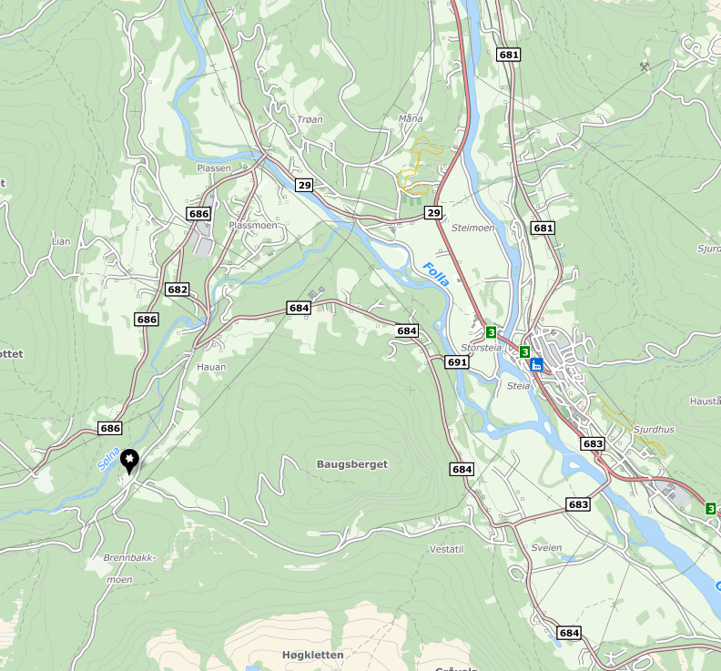 Som en ser av kartutsnittet ligger Skardet massetak på vestsiden av Baugsberget ca. 2 km innover Finnbudalsveien på østsiden av Sølna. Uttaket er vist med svart markør.