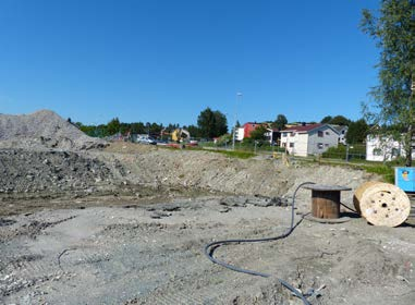 RIVING OG SORTERING BYGNINGSAVFALL DEMOLITION AND SORTING CONSTRUCTION VASTE MOT BYÅSVEIEN, KNUSTE RIVEMASSER LAGRET PÅ TOMTA SORTERTE RIVEMASSER (BETONG, TEGL) BYGGEGROP ETTER RIVING SORTERTE