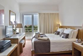 2 HOTELL Vi bor på gode 4-stjerners hotell med sentral beliggenhet, både i Chania og i Agia Pelagia; KYDON HOTEL - CHANIA Sofoklis Venizelos Square & 2, Str.