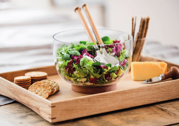 Oval Oak salatbestikk Rustfritt stål/eik. Flott salatbestikk i tidløs design. Håndtaket er utført i massiv eik for høyere kvalitet.glem ikke å olje håndtakene med jevne mellomrom Art.