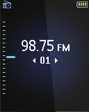 10 FM-radio Slik velger du en forhåndsinnstilling på avspillingsskjermen Trykk på eller gjentatte ganger. Merknad Koble til de medfølgende øretelefonene når du stiller inn radiostasjoner.