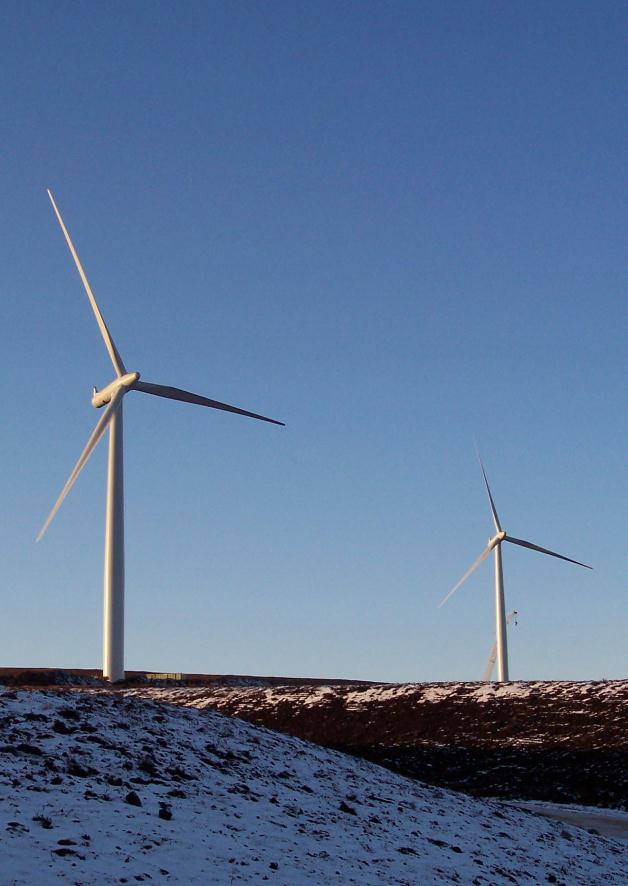 Vindkraftverkets kapasitet er avhengig av vindforhold, størrelse og topografi som til sammen bestemmer antallet vindturbiner.