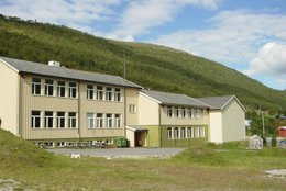 Kattfjord skole og barnehage http://brensholmen.tromsoskolen.no/?show=image&i mage=skolebilde.jpg&tekst=skolebilde.