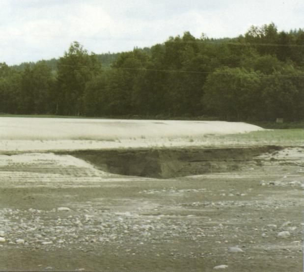 Figur 6. Mer en 2 m mektige sandavsetninger ved Øksna. Foto: Jordforsk. Figur 3. Erosjon til gammel elvebunn. Foto: Jordforsk. Figur 7.