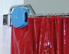 Gornji i donji deo zavesa je opšiven radi njenog jačanja. Trakasta zavesa omogućuje lako kretanje i manipulaciju materijalima iza zatvorene zavese. Zavese zadovoljavaju standard EN 1598.