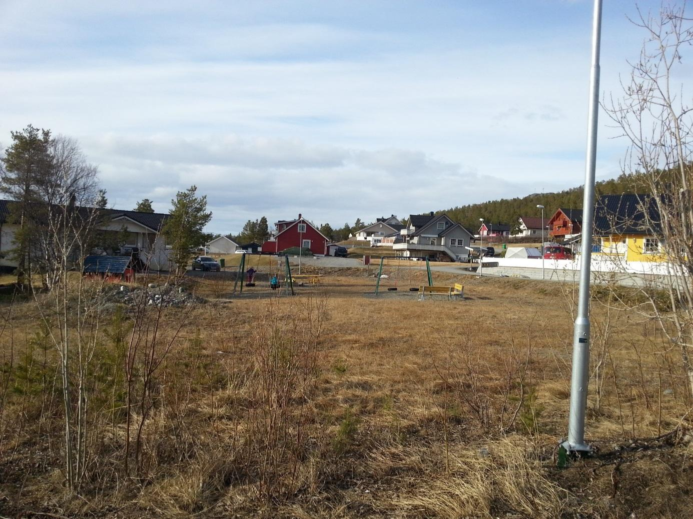 Lekeplassen er i dag et mye brukt område både av barn i nærområdet og av barnehagen. Den har et godt utviklingspotensial, og som inkluderer både flatmark og bakke.