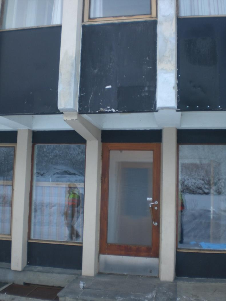 52 (86) BYGG A-G Asbestplater på fasade. Inngangsdør med trådglassrute med bly.