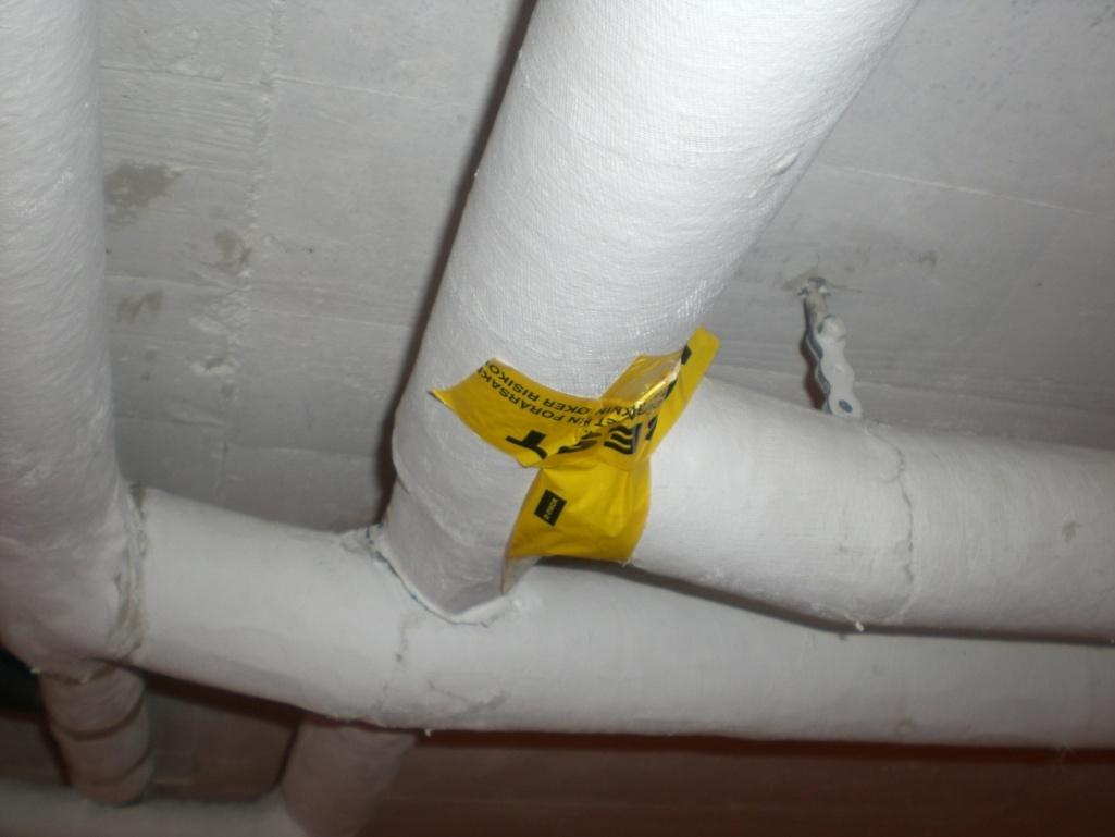 I den forbindelse ble det tatt asbestprøver, som viste innhold av asbest i rørbend.