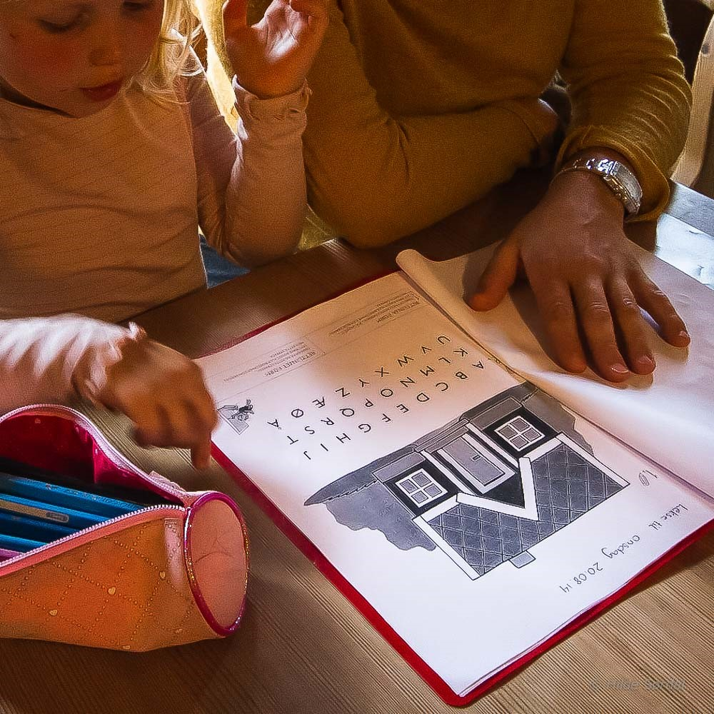 Barnehagar, skular og SFO skal ha skriftlege rutinar for samarbeidet med heimen. Desse skal sikre at foreldre kjenner sine rettar og plikter, ma retten til å klage på einskildvedtak.