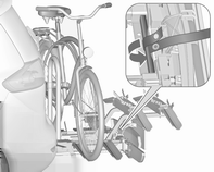 Drei bryteren mot klokken og fjern festebrakettene. Løsne adapteren Løsne adapteren før du fjerner siste gjenværende sykkel fra sykkelstativet. 1. Fold inn hjulfordypningene.