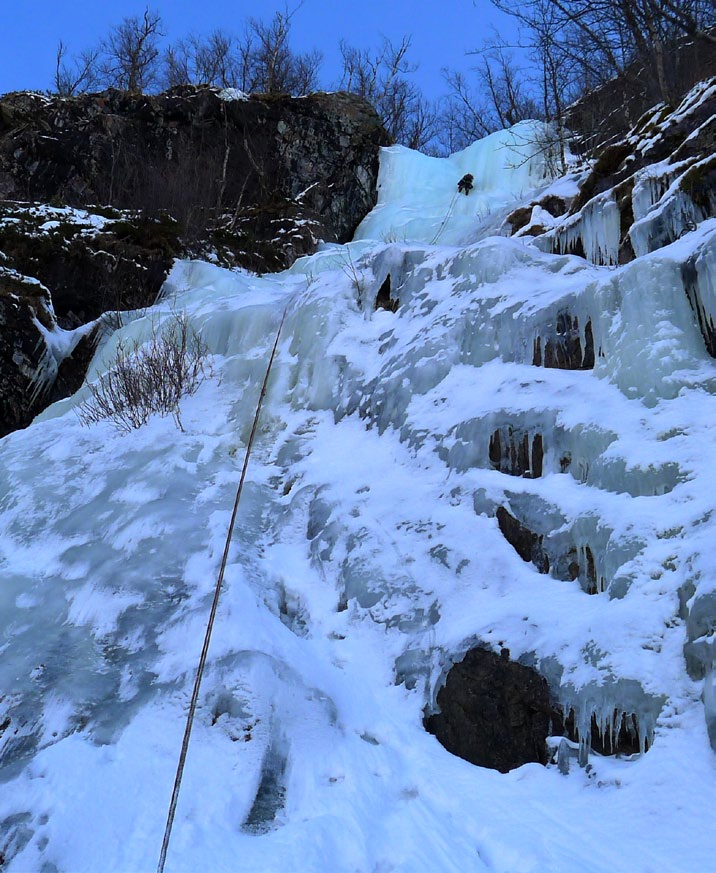 Gå over Altaelva (isen kan være usikker), gjennom skogflata og opp i lia til innsteget.