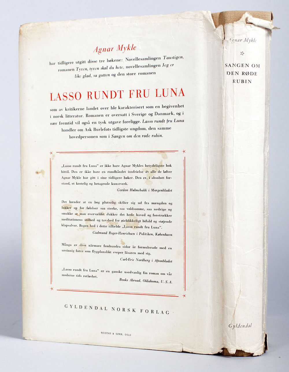 -6-9. Sangen om den røde rubin. Oslo. Gyldendal. 1956. 508 sider.