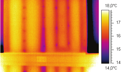 Det fremgår av termogrammet at stålplateprofilene som er benyttet her leder varme godt, og at det for hver stålplateprofil blir forholdsvis lave temperaturer på innvendig overflate.