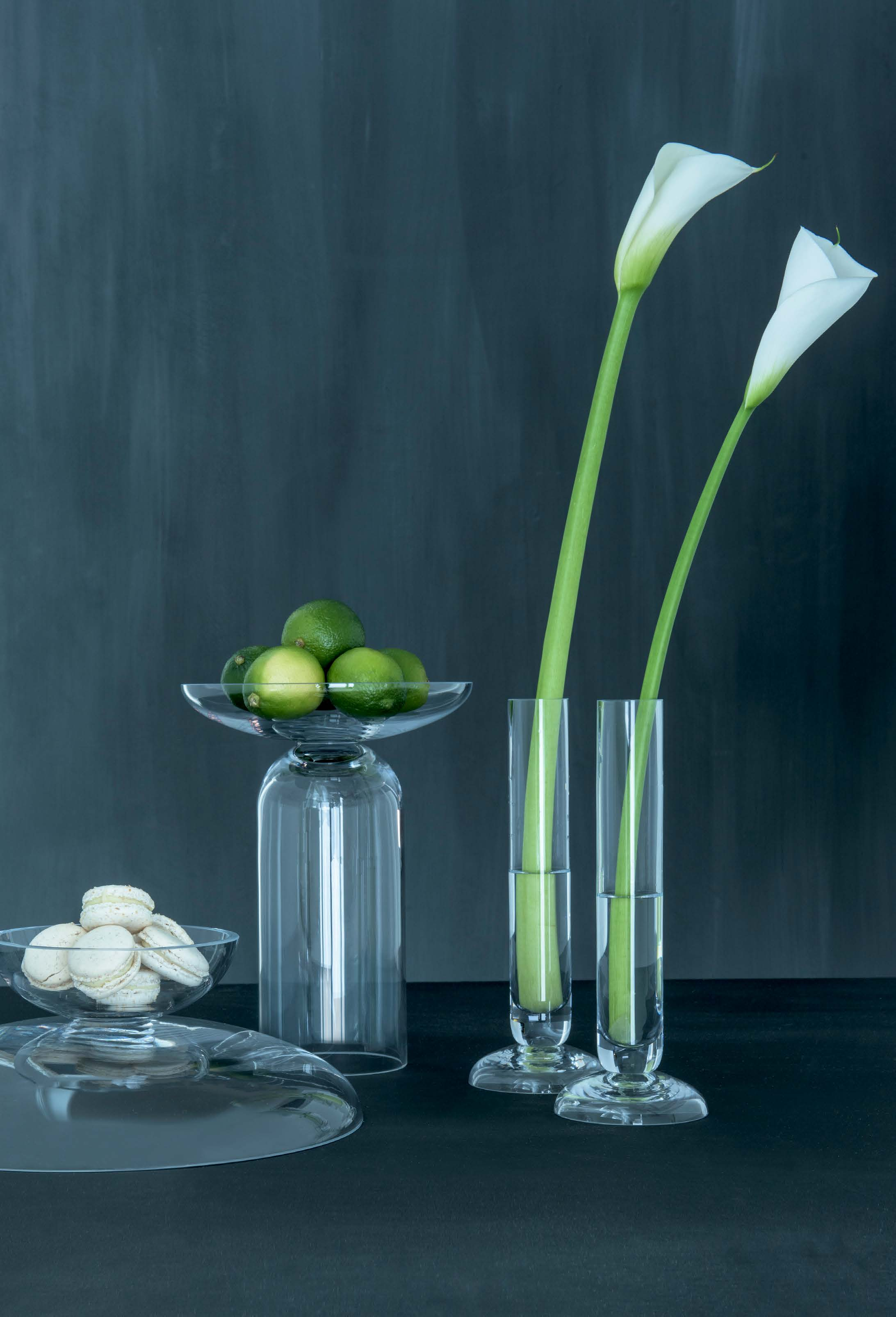 GEMINI er munnblåst og håndlaget i funklende glass av stolte glassblåsere med lang erfaring i faget. Den spennende formen er tosidig, og kan vendes til vase eller fat.