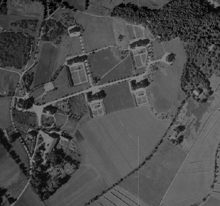 2. Historikk og vernevurdering Flyfoto 1937, Statens kartverk. Fotoet viser de mage nyplantede alleene langs veiene i anlegget.