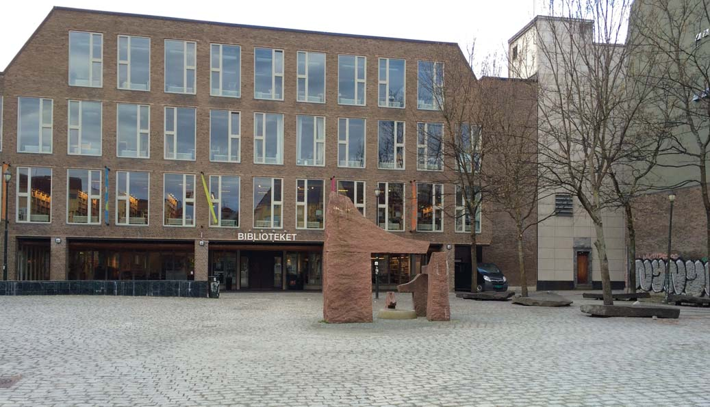 Skulpturen av Bård Breivik er et yndet lekeobjekt for barn. Den står imidler d uten vann. Lite publikumsvennlige fasader rundt plassen.