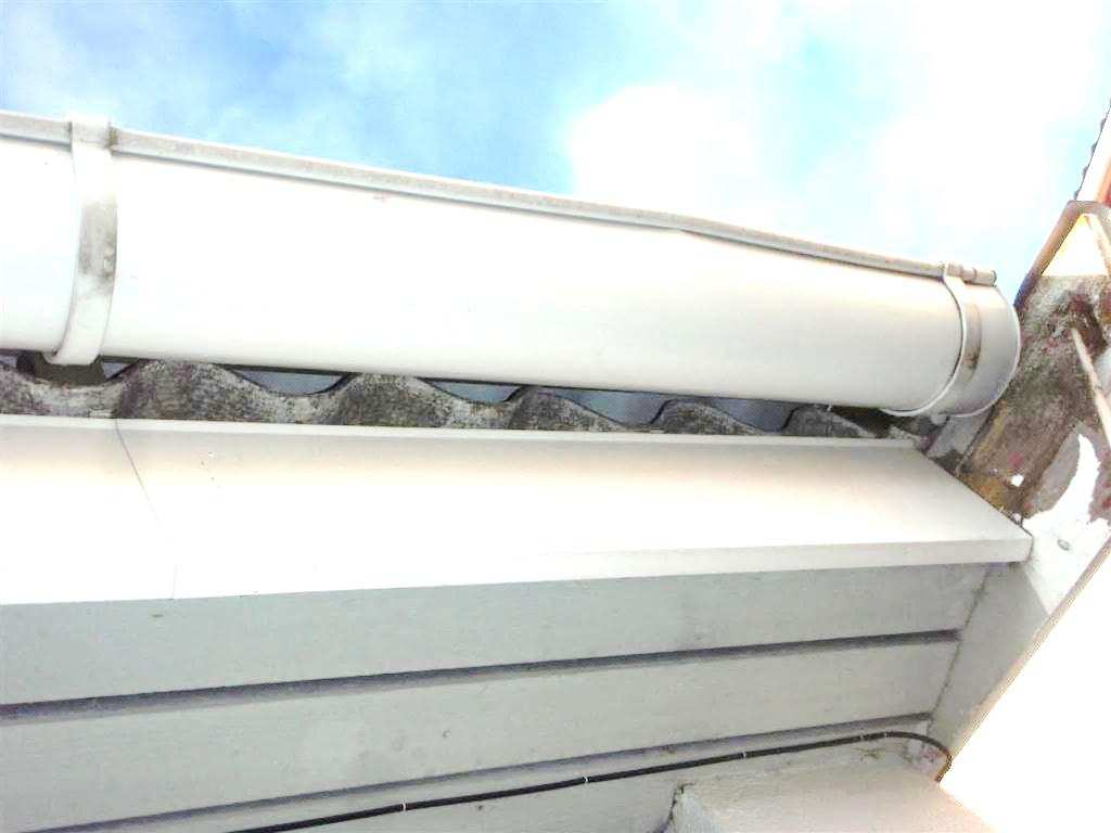 Miljøkartleggingsrapport Jevnaker skole Side 9 av 38 4.1.2 Asbestholdig platekledning på taket (bølgeeternitt): Taktekkingen på administrasjonsfløyen var opprinnelig bølgeeternittplater.