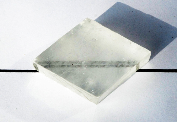 (helst en hel bit av materialet). Et dobbeltbrytende materiale er derfor oftest en krystall. Kalsitt-krystaller er et velkjent dobbeltbrytende materiale. Ved 590 nm er brytningsindeksen 1.