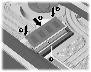 11. Sette inn en minnemodul: a. Plasser sporene på kanten av minnemodulen (1) jevnt med sporene i minnesporet.