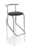 2490,- U/fotring 44 20037 2225,- c e d Barstol Jola Moderne stol med forkrommet understell og rygg. Myk, sort pute i skai. Sete Ø 390 mm, setehøyde 755 mm.