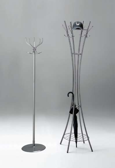 Produsert i aluminium, farger grå og sort. Nederst holder til paraplyer. Vekt 6 kg. Leveres umontert.