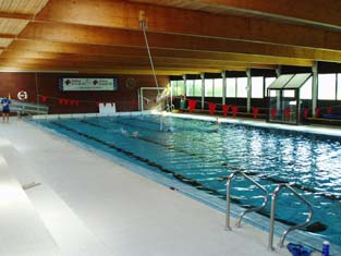 Askøyhallen er en kombinert idrettshall og svømmehall.
