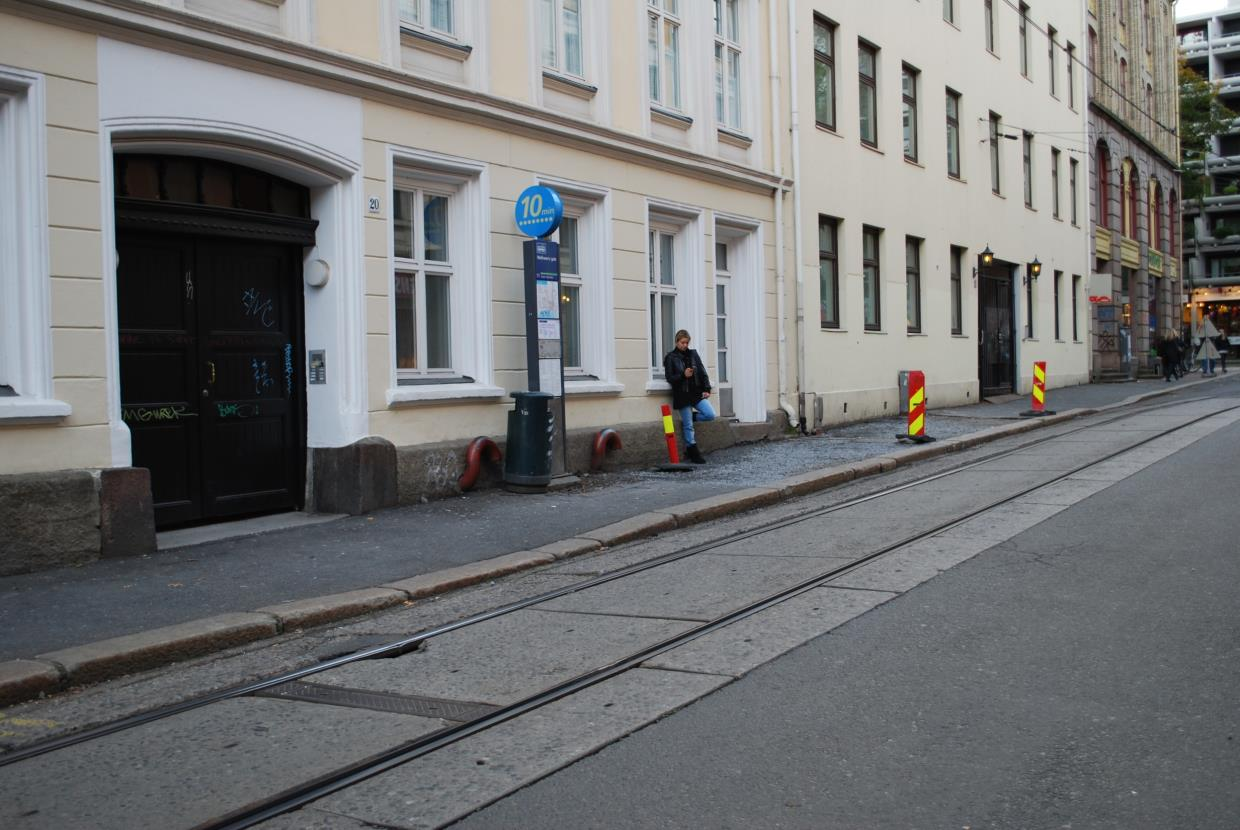 2.2 HOLDEPLASSTANDARD Stoppestedet i Parkveien er rustet opp til høystandard holdeplass, mens stoppestedet i Welhavens gate ikke er rustet opp.