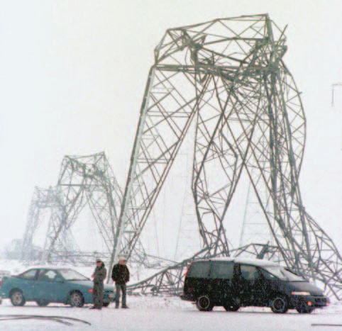 Havarerte høyspentmaster etter isstorm i Quebec i 1998. Foto: Jacques Boissinot/Scanpix Hendelsen medførte at ca. 100 000 mennesker måtte søke beskyttelse i tilfluktsrom, og flere mill.