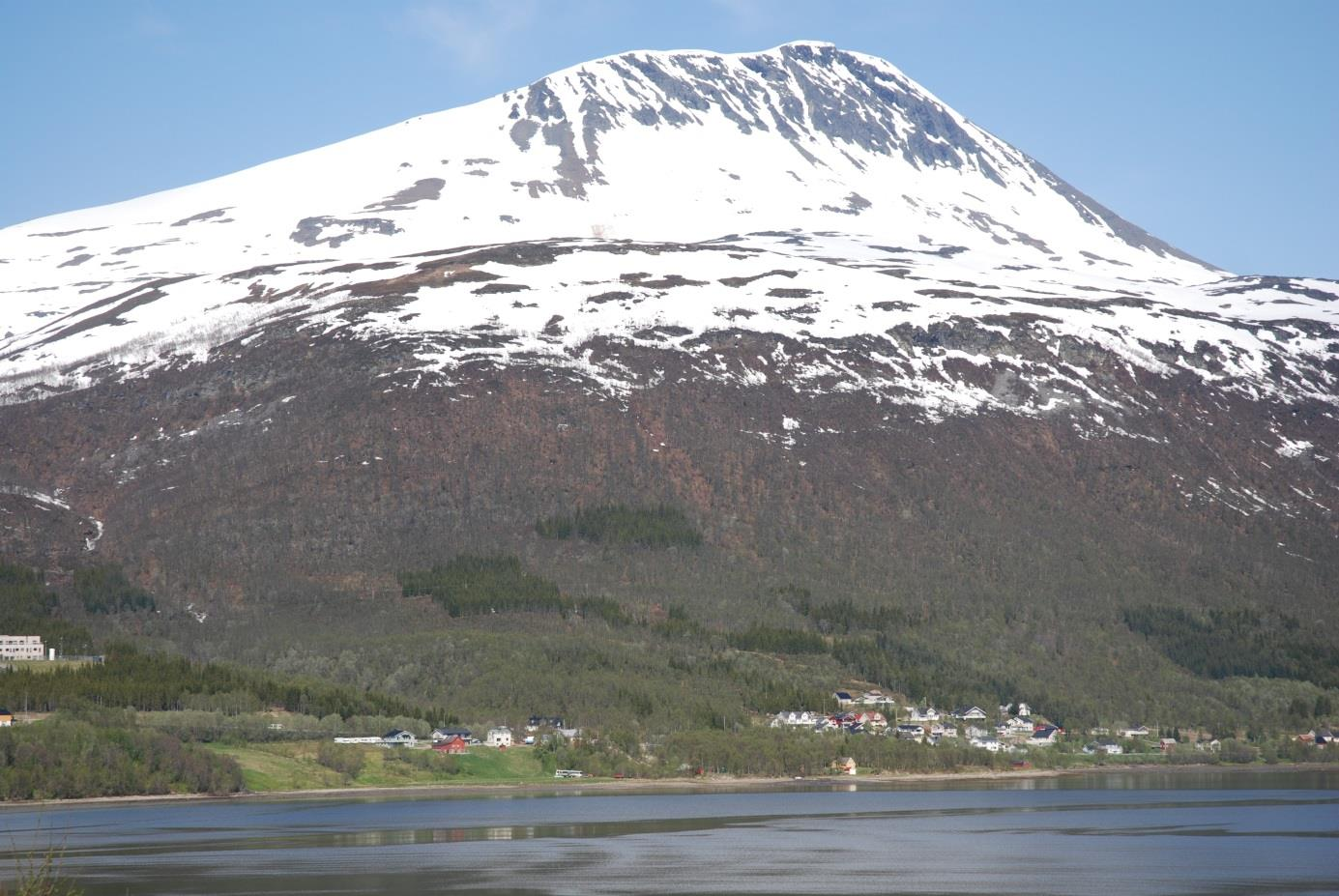 3 Under Skjellelvfjellet i Nordbotn gikk det et større snøskred nede til kote 45 i 1986. Her er planlagt vegtrase lagt omkring kote 50 60 med skjæringsskråninger opp til kote 80.