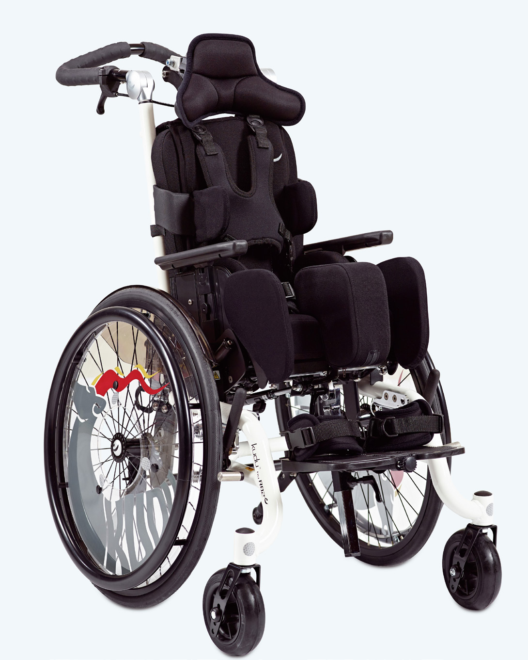 Komfortrullestol for barn R82 er en praktisk og fleksibel komfortrullestol for barn til både ute- og innendørs bruk.
