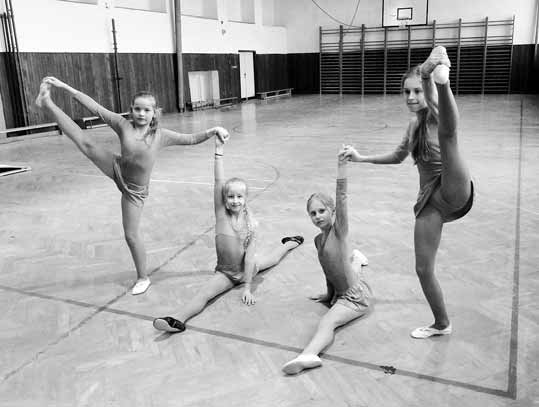 STRANA 7 Radosť z pohybu V ZŠ Valaská pod vedením trénerky a cvičiteľky pani Mgr. Anny Cabanovej sa dvadsať dievčat vo veku 3 11 rokov venuje gymnastike i modernej gymnastike.