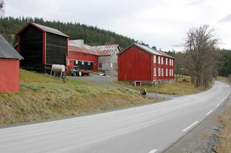 Eldre gårdsbebyggelse med komplette tun er bevart til vegen til venstre ligger Midtre Søberg, lengst inn i bildet Øvre