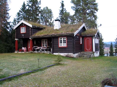 ) "Posthuset" (1653-026-064) er et av få eldre hus registrert i Korsvegen, det største tettstedet i Hølonda, og etter