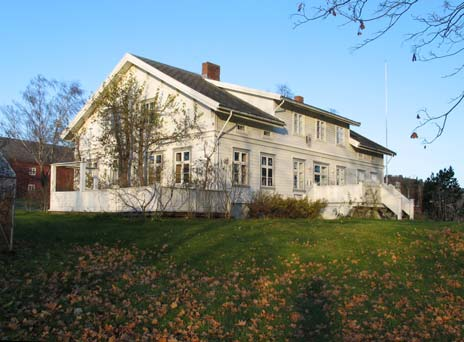 GAMLE HUS DA OG NÅ Hovedbygningen på Kapteinsgården Gimsan i delområde Melhus er bygd i 1865.