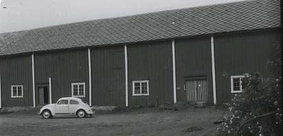 (1653-015-042) Driftsbygningen på Indistuen Voll i delområde Melhus, er en stor vinkellåve