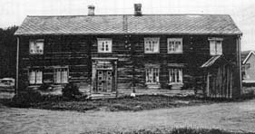 Av fire registrerte hus i Melhus sentrum er to tapt, begge typiske for den opprinnelig stasjonsbyen Kroa, som bl.a. var kommunehus, og en forretningsgård til hovedgata.