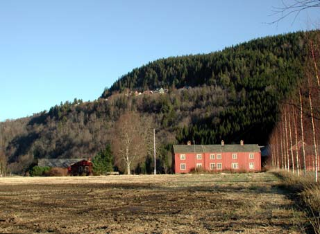 Til venstre gården Høeggen (1753-005- 001 006) der låve og masstu er revet.